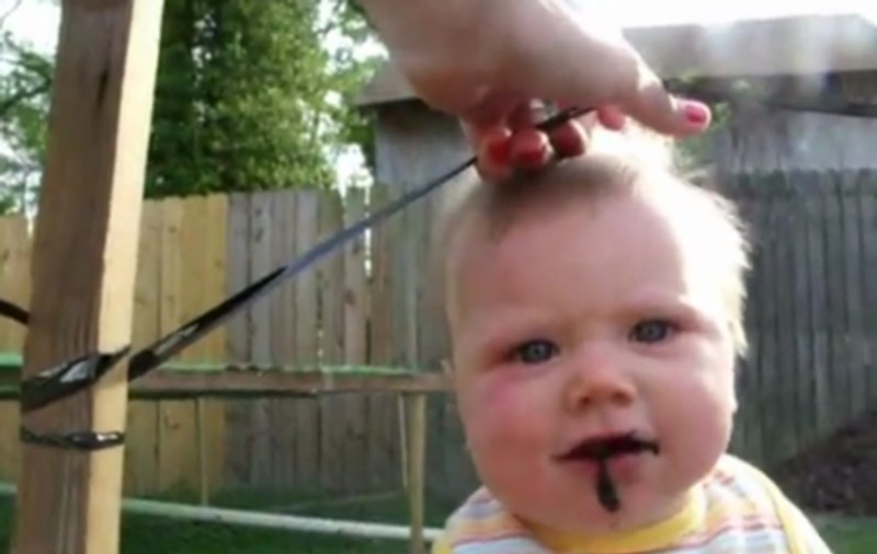 Iată ce a păpat acest BEBE când părinţii nu au fost atenţi! | VIDEO