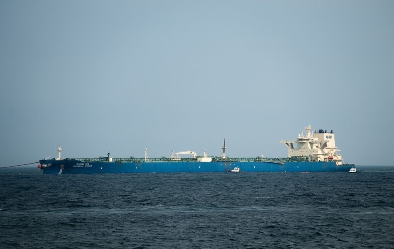 Primele petroliere traversează Strâmtoarea Ormuz, dar Israelul continuă atacurile după acordul istoric de pace SUA - Iran
