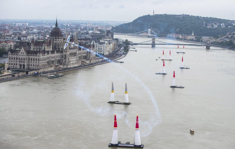 Atenție, motor! Zbor spectaculos, cu loopinguri și cu viraje, pe 4 și 5 august, la București!