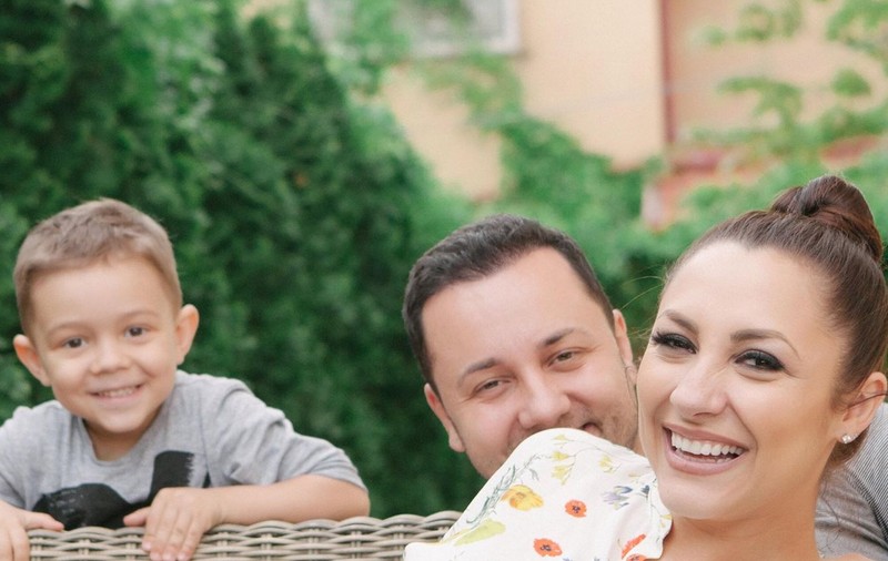 Imaginea care i-a emoționat pe toți! David, fiul lui Cătălin Măruță și al Andrei, cu BEBELUȘUL în BRAȚE | FOTO