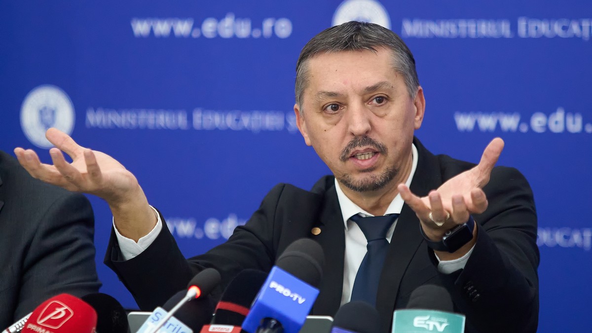 Ministrul Daniel David susține o conferință de presă și se adresează de la microfin jurnaliștilor