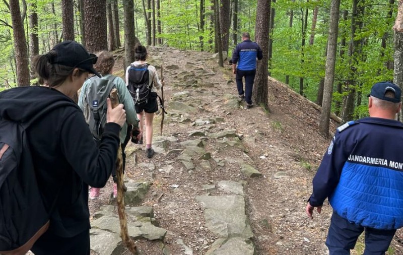 Mai mulți turişti s-au întâlnit cu patru urşi, pe traseul 300 de scări din Slănic Moldova. Au fost ajutați de jandarmi