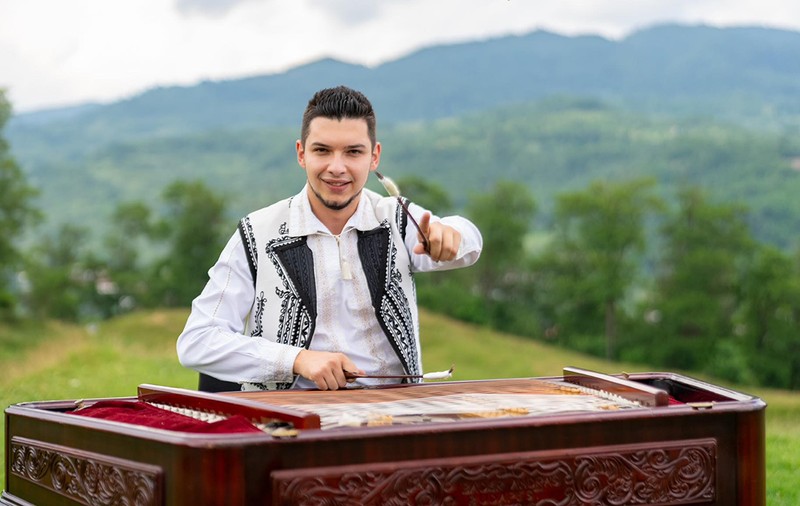 Povestea tânărului român care a cântat la țambal la reședința lui Donald Trump: „Am învățat în mai puțin de 10 minute celebra «My Way» a lui Frank Sinatra”