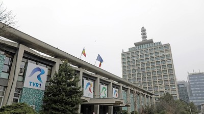 Revoltă în TVR. Sindicaliștii amenință cu greva generală pentru tăierea sporurilor în noul CCM, președinta Adriana Săftoiu replică: „Vi se pare normal să iei bani în plus pentru teren?”