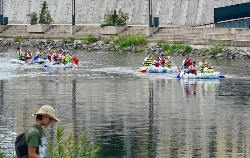 Elevii unui liceu din Oradea au făcut rafting pe Crișul Repede, în bărci construite din sticle: „O altfel de oră de educație fizică”