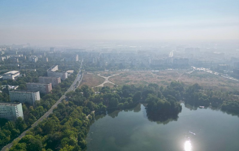 Ministerul Mediului avertizează oamenii din București să evite ieșirile în aer liber: aerul, încă poluat de incendiul de la „Dragonul Roșu”