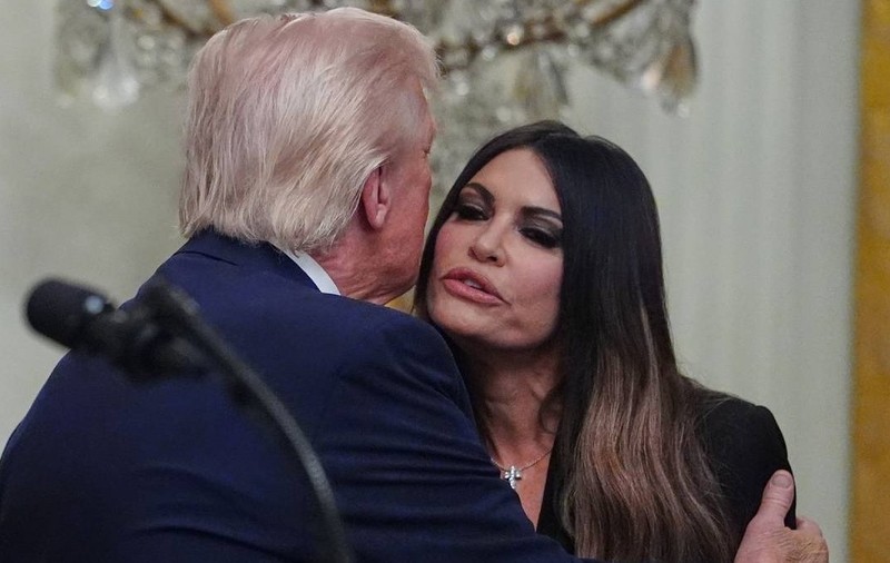 Președintele Donald Trump o îmbrățișează pe ambasadoarea SUA în Grecia, Kimberly Guilfoyle, la o recepție care sărbătorește Ziua Independenței Greciei, joi, 26 martie 2026, la Washington
