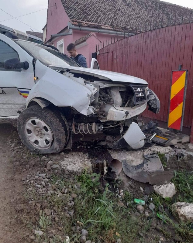 Un adolescent fără permis a furat maşina Poliţiei Locale şi a făcut accident, într-o comună din Braşov