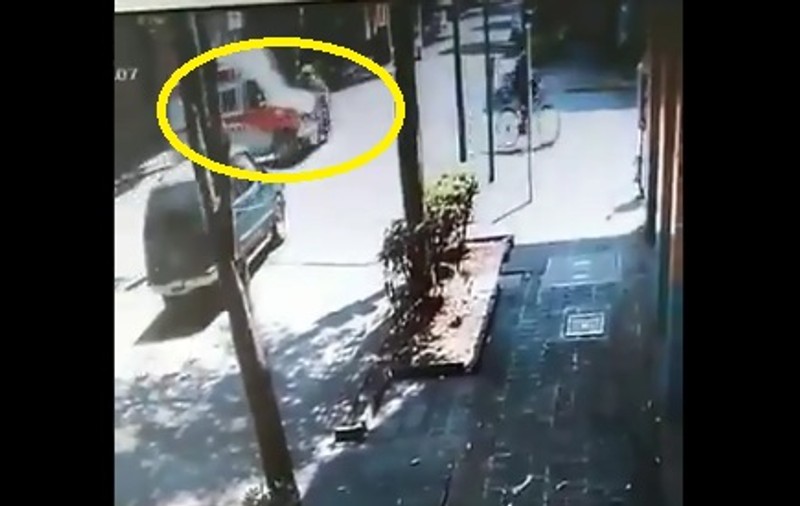 VIDEO | O ambulanță fără semnalele vizuale și acustice pornite a lovit o motocicletă! Șoferul a fugit de la locul accidentului!