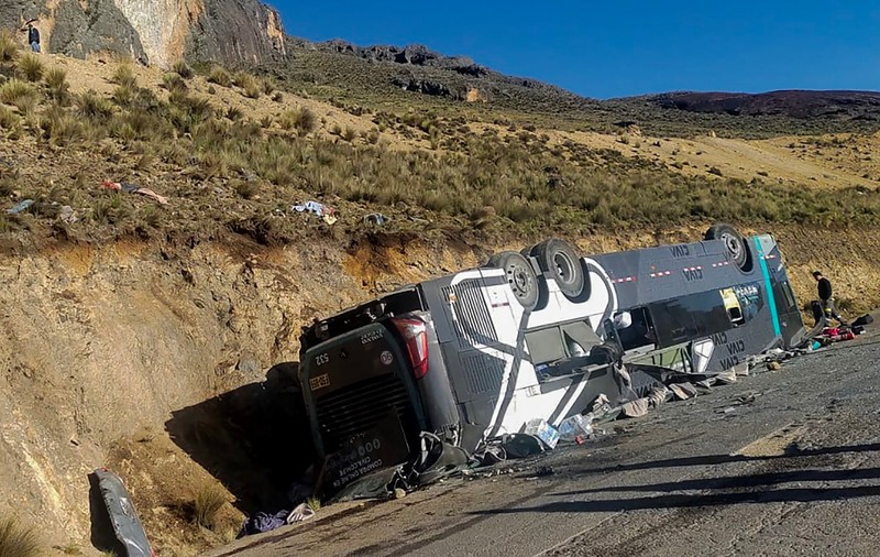 Cel puțin 16 persoane au murit în Peru, după ce un autocar s-a răsturnat într-o prăpastie