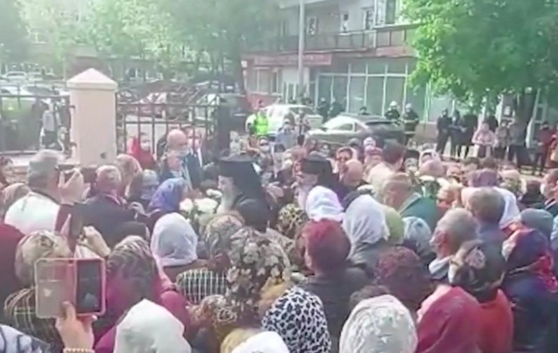 VIDEO | Peste 1.000 de credincioși, înghesuiți la o slujbă oficiată de ÎPS Teodosie în Vaslui