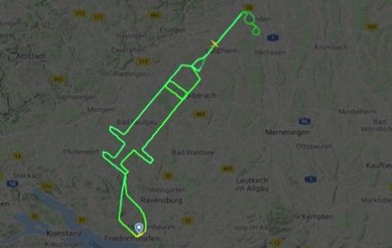 Un pilot a desenat pe cerul Germaniei o seringă pentru a marca startul campaniei de vaccinare anti-COVID în UE