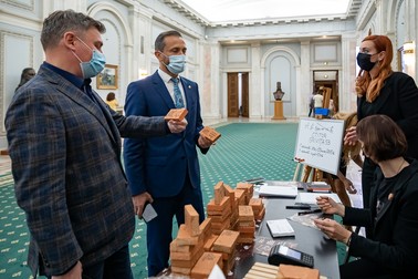 Social-democrații Silviu Macovei (stânga) și Ștefan Mușoiu au cumpărat câte o cărămidă