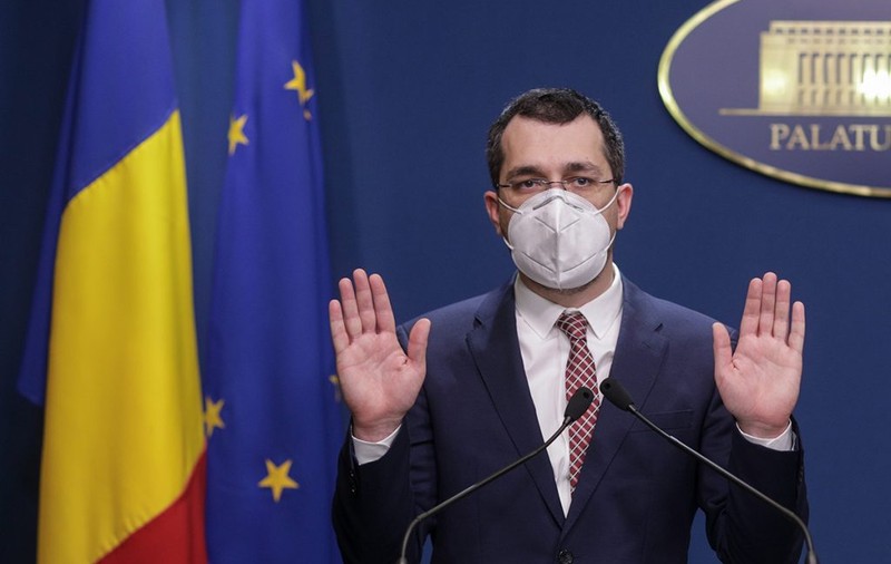 Vlad Voiculescu acuză DSP București că nu a trecut în raportări peste 4.000 de teste pozitive înaintea congresului PNL. Grupul de Comunicare respinge teoria