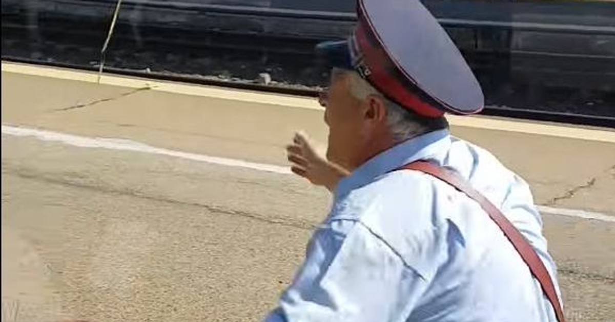 Scene comice în Gara de Nord. "Nașul" trenului București-Târgoviște, uitat pe peron