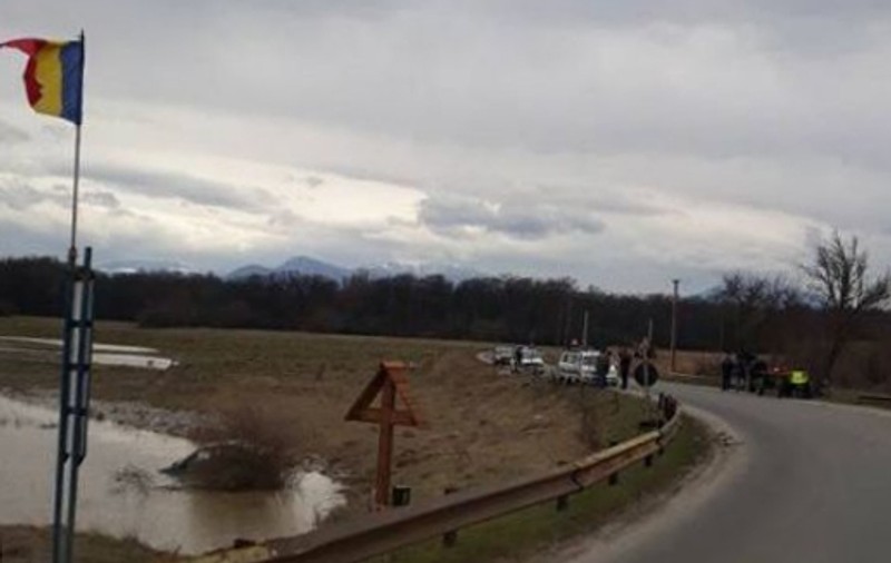 O şoferiţă de 74 de ani, beată, s-a răsturnat cu maşina în Olt. Femeia a reușit să se salveze singură