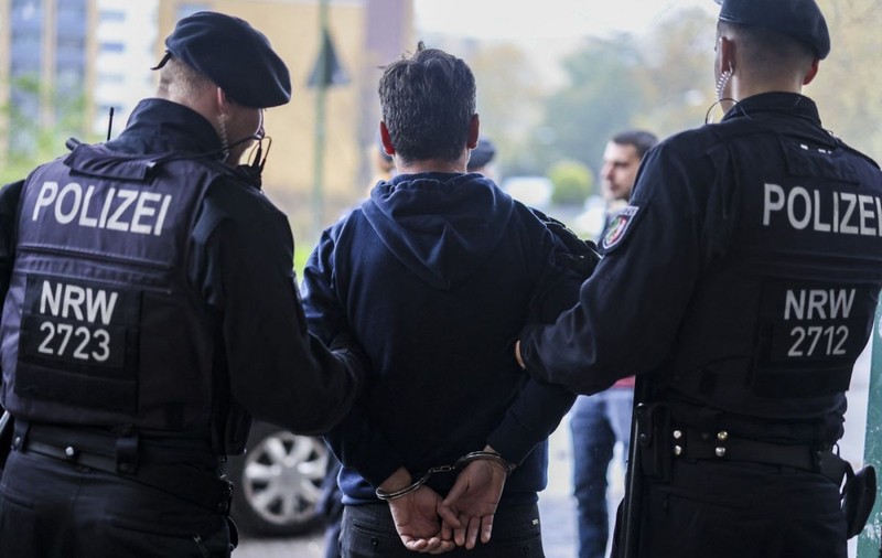 400 de polițiști au blocat ieșirile din blocul în care sunt înregistrați 1.414 locatari, între care 300 de copii, într-o razie fără precedent, în Duisburg