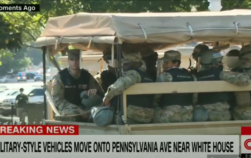 Imagini neobișnuite: vehicule militare în apropiere de Casa Albă, în timp ce Trump amenință că trimite armata pe străzi