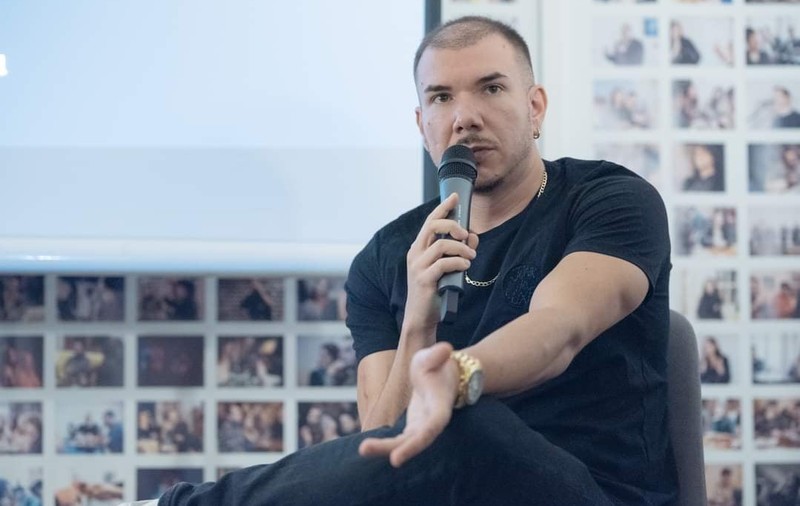Interviu cu fondatorul unei edituri care promovează poezia. „Cred că poezia are, totuși, un avantaj. Când e făcută cum trebuie, e cool”