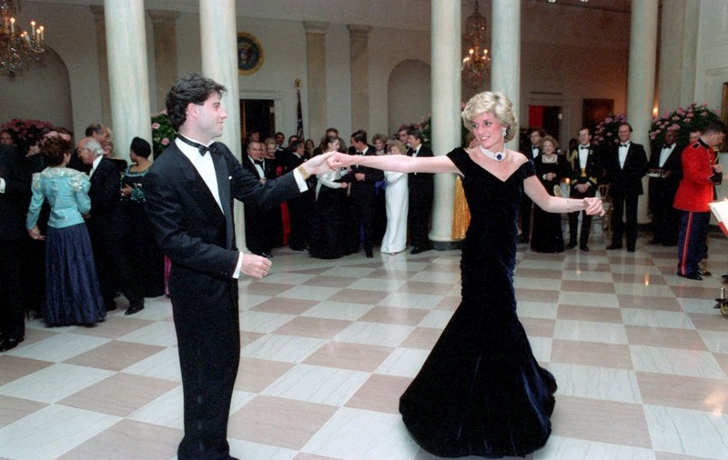Rochia purtată de prințesa Diana la o cină la Casa Albă va fi scoasă la licitație și ar putea să se vândă cu 350.000 de lire sterline