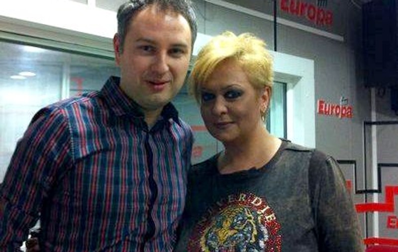 Monica Anghel cântă în memoria artistei Whitney Houston în garajul Europa FM