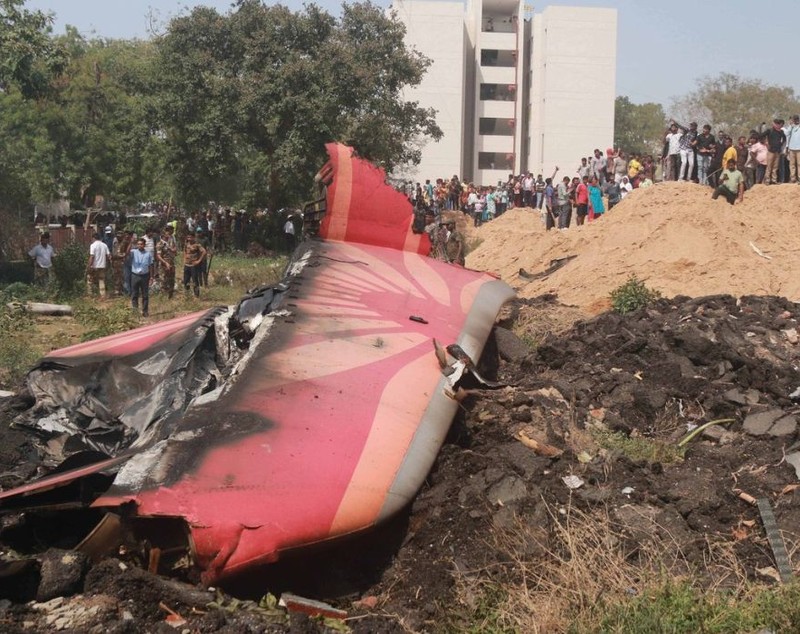 Avion cu 242 de oameni la bord prăbușit după decolare, într-o zonă rezidențială. Un bărbat a supraviețuit miraculos