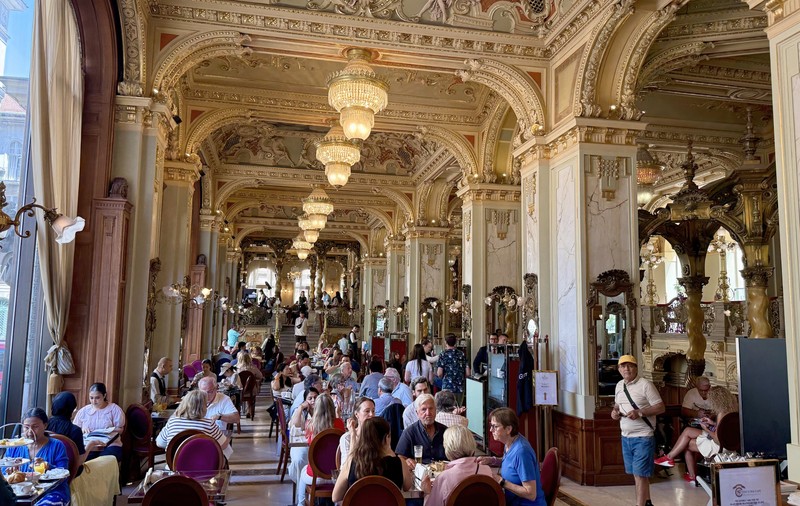 Cafeneaua unde turiștii stau și o oră la coadă. Este considerată cea mai frumoasă din lume și are prețuri pe măsură