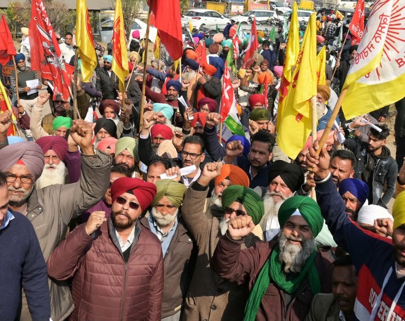 Poliția a oprit cu gaze lacrimogene un marș al fermierilor indieni către capitala New Delhi