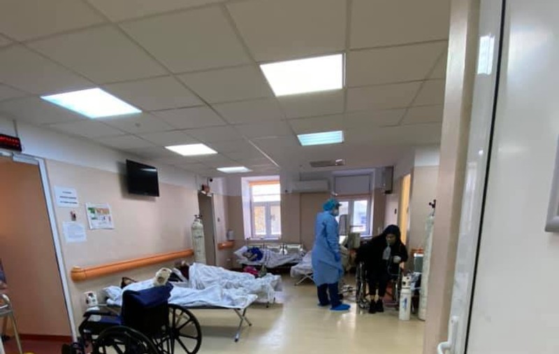 Imagini dure la Matei Balș: Pacienți cu COVID sunt tratați și primesc oxigen pe holuri pentru că nu mai sunt locuri în saloane