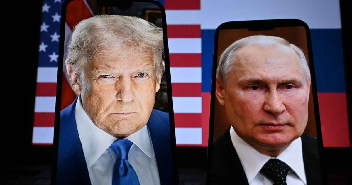 Imagine creativă cu imaginea lui Donald Trump pe un telefon mobil, aflat lângă un alt telefon mobil care arată imaginea lui Vladimir Putin, cu steagurile SUA și Rusia pe fundal