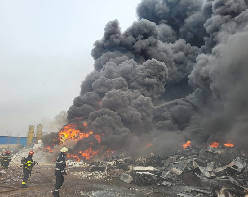 VIDEO | Reacția Gărzii de Mediu Buzău, după  incendiul de marţi: „Din păcate, atmosfera este poluată. Am dispus APM să facă determinări asupra calităţii aerului”