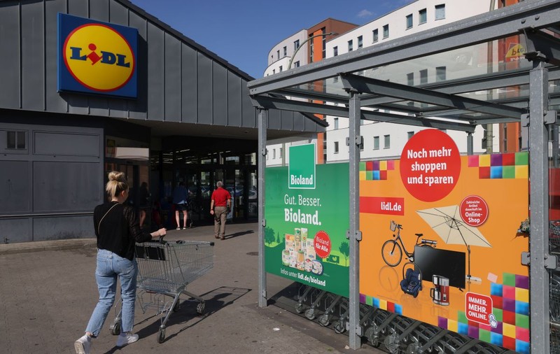 Motivul pentru care Lidl le interzice angajaților să comande mașini electrice, în Germania