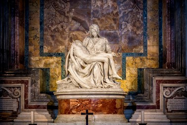 Pietà - una dintre cele mai mari și cunoscute sculpturi ale lui Michelangelo.