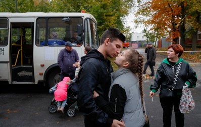 Tineri în fața unui centru de recrutare din Moscova, 27 septembrie 2022. Foto: EPA