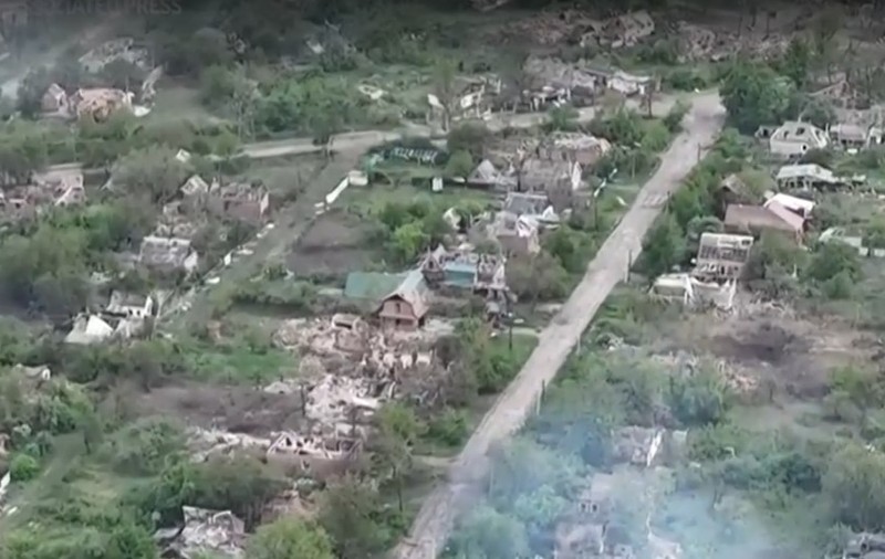 Imagini surprinse cu drona arată un sat ucrainean în ruine în timp ce localnicii fug din calea rușilor VIDEO