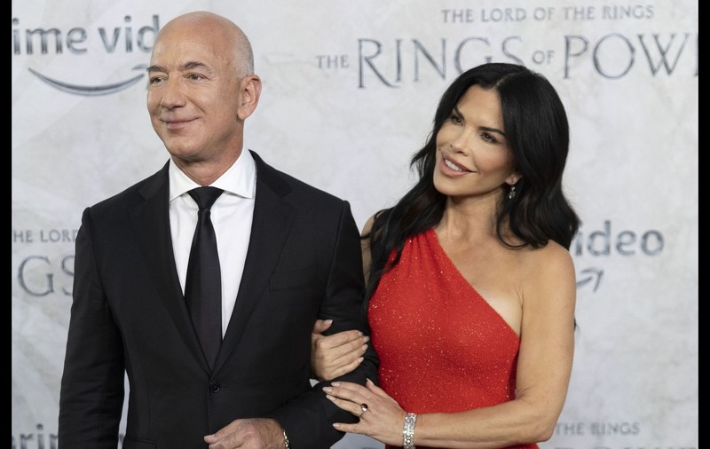 Jeff Bezos s-a logodit cu Lauren Sanchez. Cei doi au ajuns la Cannes, la festivalul de film, cu iahtul de 500 de milioane de dolari al miliardarului