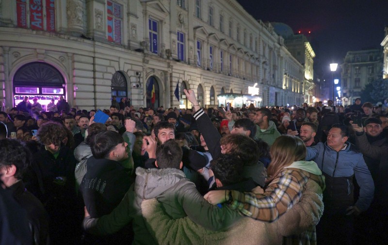 FOTO. Sute de persoane au petrecut de Revelion în Centrul Vechi, din București. A fost show și în Parcul IOR