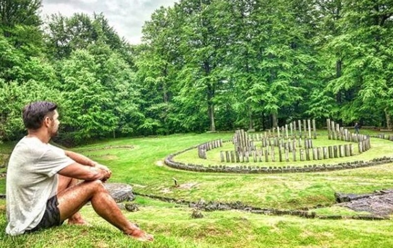 VIDEO | Un actor neozeelandez s-a dus la sanctuarul de la Sarmizegetusa Regia și a practicat ritualul haka gol pușcă!