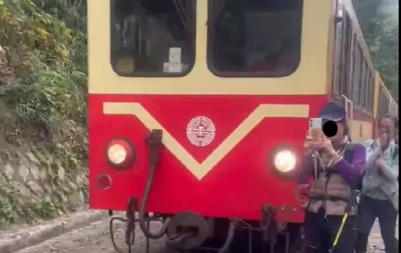 Turistă lovită de tren când făcea un selfie, în Taiwan: „A scăpat cu o fractură, dar amenda va fi mare” | VIDEO