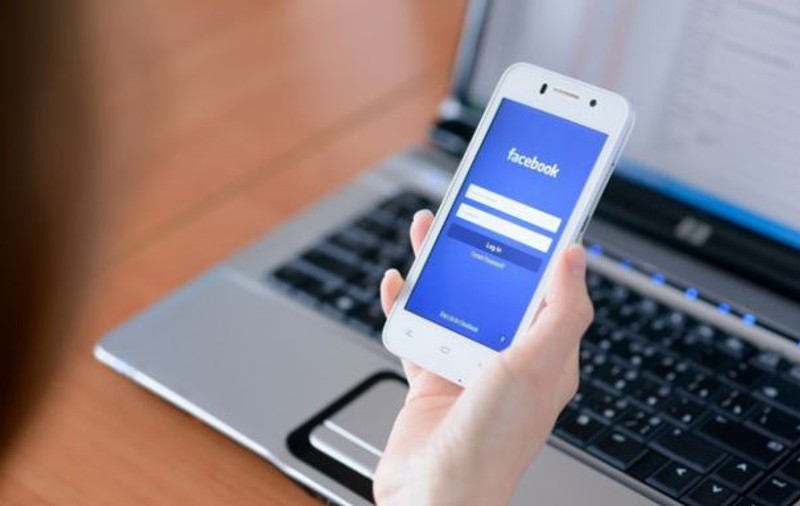 Studiu: Ne expunem viața personală online, chiar dacă este nesigur