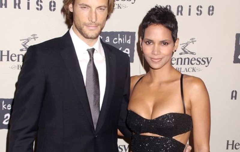 Halle Berry a fost părăsită pentru altă femeie, mai tânără