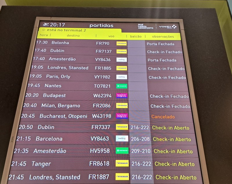 Zeci de turiști români, blocați pe aeroportul din Lisabona, după ce o cursă Wizz Air s-a anulat. „Nu ne-a spus nimeni nimic, nu ne ajută nimeni”. Precizările companiei