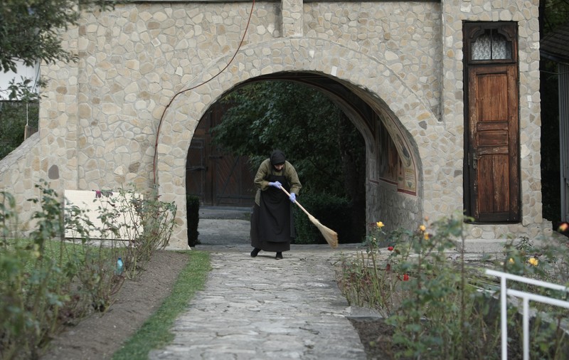 Reportaj în satul monahal Agapia, care se închide la apusul soarelui. Locul unde broaștele și greierii tac, de când un preot supărat ”i-a afurisit”