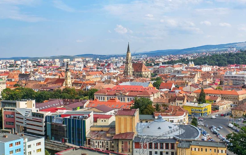 Destinațiile din România alese de turiști toamna. Cât costă o noapte de cazare în orașele mari din țară