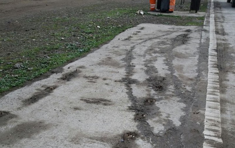 Parcarea de pe un drum naţional a rămas doar cu asfaltul după ce hoții au furat tot ce se putea