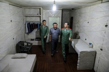 O instalație a artistului Ai Weiwei, care îl înfățișează alături de gardienii săi în timpul petrecut în închisoarea chineză. Lucrarea face parte din prima sa expoziție din Portugalia, intitulată „Rapture”, la Cordoaria Nacional din Lisabona, Portugalia, 3 iunie 2021