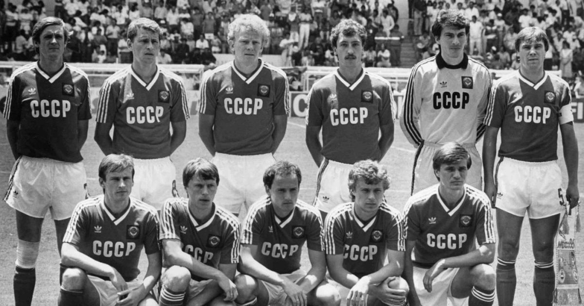 Echipa Uniunii Sovietice înainte de începerea meciului de la Cupa Mondială de fotbal dintre URSS și Franța la Leon, Mexic, pe 6 iunie 1986