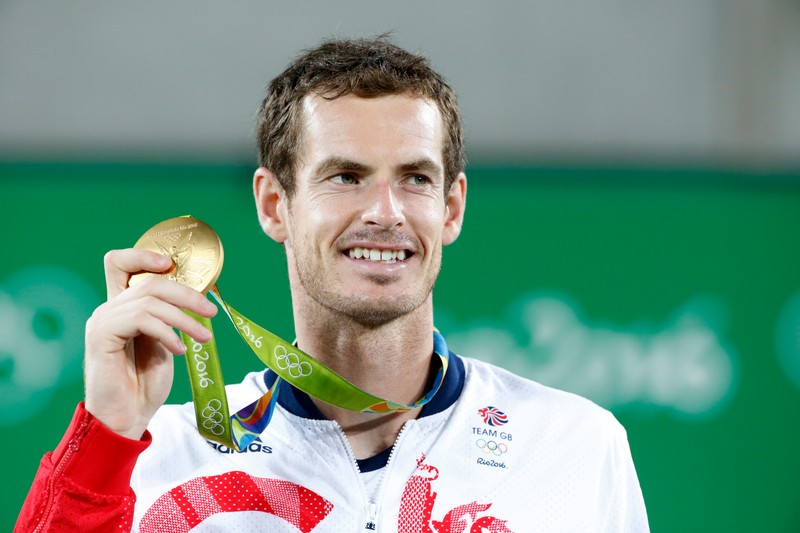 epa05485750 Gold medal winner Andy Murray of Great Britain celebrates after the awarding ceremony of men's singles gold medal match of the Rio 2016 Olympic Games Tennis events at the Olympic Tennis Centre in the Olympic Park in Rio de Janeiro, Brazil, 14 August 2016. EPA/MICHAEL REYNOLDS