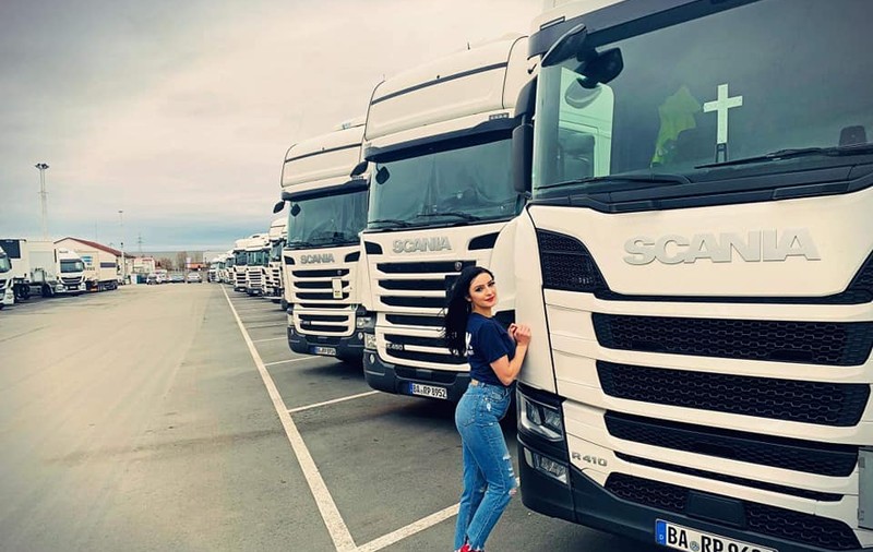 Ea e cea mai frumoasă șoferiță din România. ”Lucrez singură pe camion, nu mă văd făcând altceva”