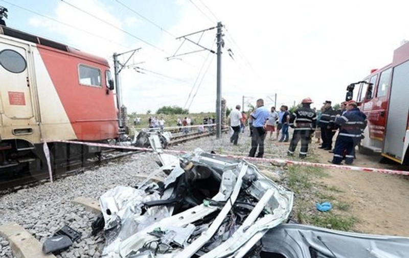 Mașină spulberată de tren în Buzău. Șoferul a rămas încarcerat